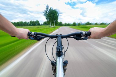 Bisiklet sürüş bir asfalt yolda binici.