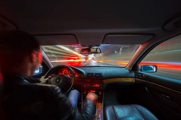 Nacht stad weg uitzicht van binnenuit auto — Stockfoto