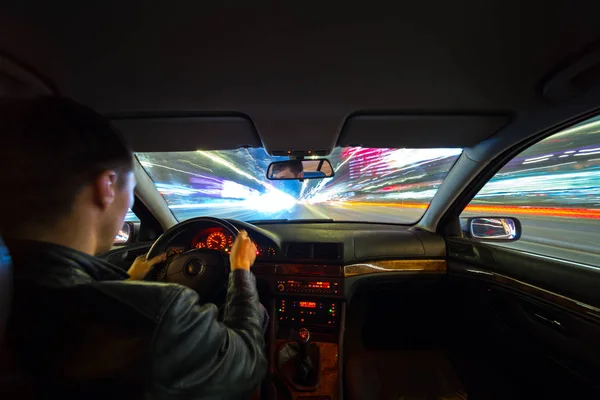 Fahrer im Auto fährt nachts mit hohem Tempo. — Stockfoto