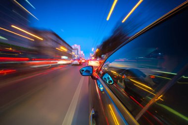 Bir gece şehrinde hareket eden Yan Araba görüntüsü