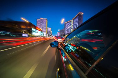 Bir gece şehrinde hareket eden Yan Araba görüntüsü