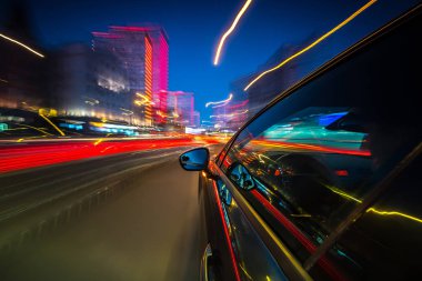 Bir gece şehrinde hareket eden Yan Araba görüntüsü