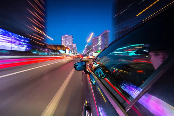 Bir gece şehrinde hareket eden Yan Araba görüntüsü