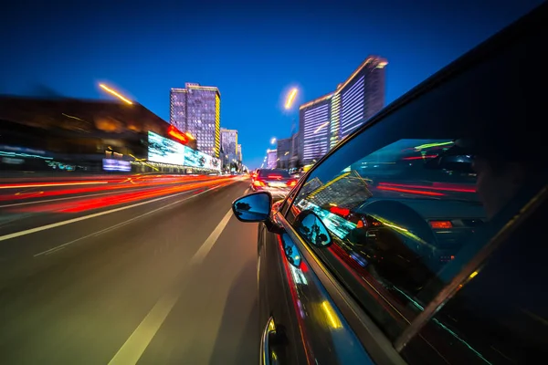 Bir gece şehrinde hareket eden Yan Araba görüntüsü