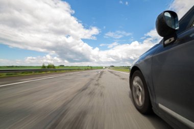 Araba büyük bir hızla hareket ediyor..