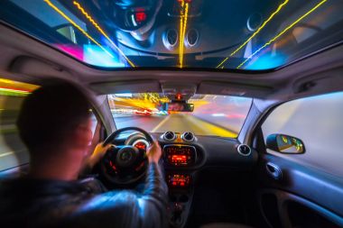 Gece şehir yol manzarası içeriden