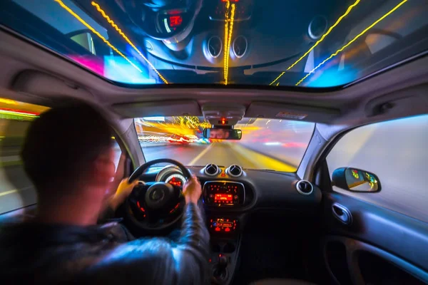 Vista nocturna de la ciudad desde el interior del coche — Foto de Stock