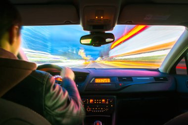 Gece şehir yol manzarası içeriden