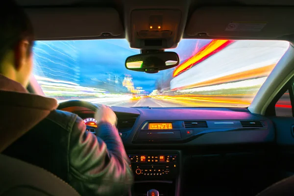 Nacht stad weg uitzicht van binnenuit auto — Stockfoto