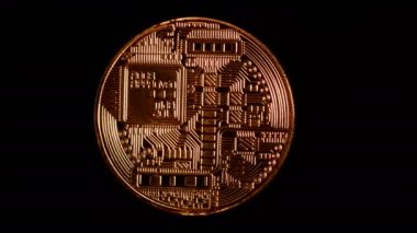 Blacck arka plan üzerinde dönen Bitcoin