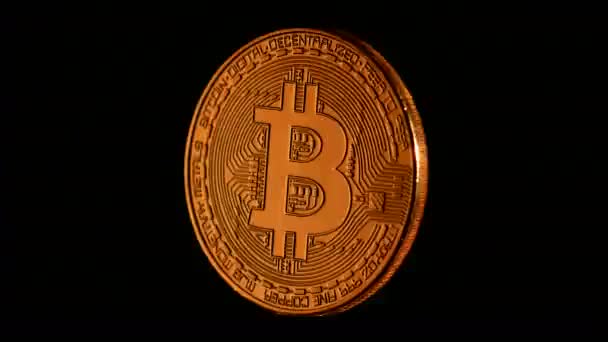 Rotierende Bitcoin auf schwarzem Hintergrund — Stockvideo