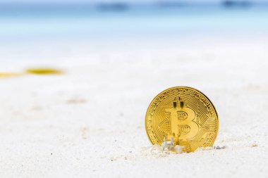 Bir plaj kum üzerinde altın Bitcoins
