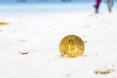 Bir plaj kum üzerinde altın Bitcoins