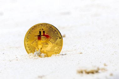 Bir plaj kum üzerinde altın Bitcoins