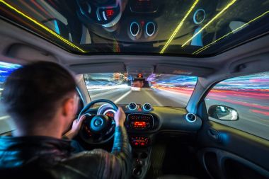 Gece şehir yol manzarası içeriden