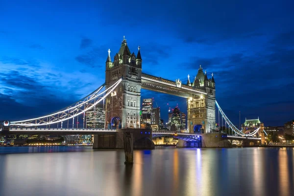 Tower Bridge à noite, Londres, Inglaterra — Fotografia de Stock