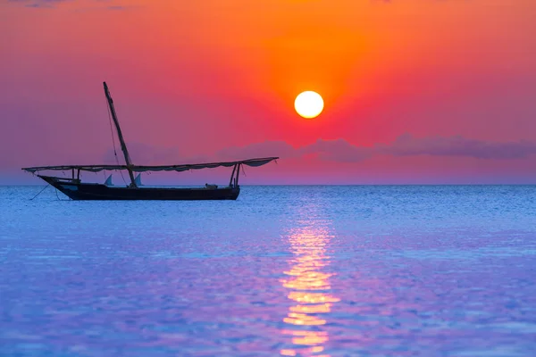 Łódź rybacką na zachód słońca — Zdjęcie stockowe