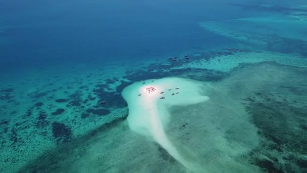 Вид с воздуха на красивый песчаный тропический остров — стоковое видео