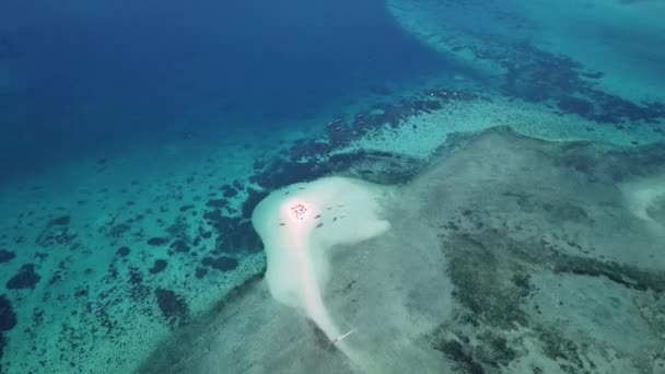 Luftaufnahme der schönen tropischen Sandinsel — Stockvideo