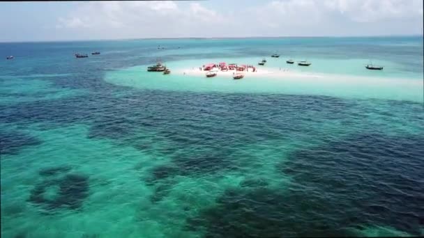Вид з повітря на красивий піщаний тропічний острів — стокове відео
