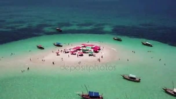 Вид з повітря на красивий піщаний тропічний острів — стокове відео