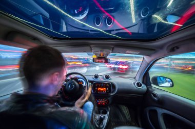 Gece şehir yol manzarası içeriden