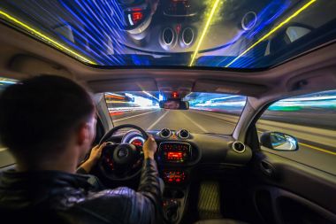 Gece şehir yol manzarası içeriden