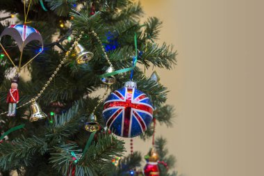 Renk topu ve ışık Chrismas ağaç üzerinde