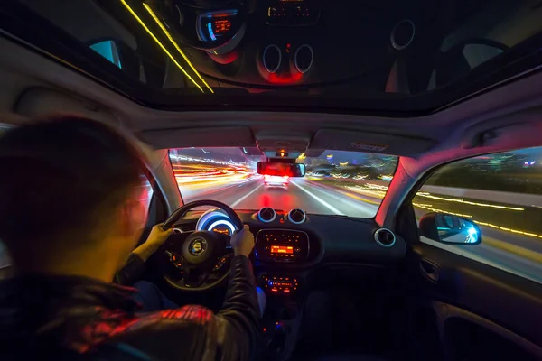 Gece şehir yol manzarası içeriden