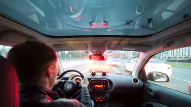 Tiempo de lapso de disparo de coche adulto masculino de conducción — Vídeos de Stock