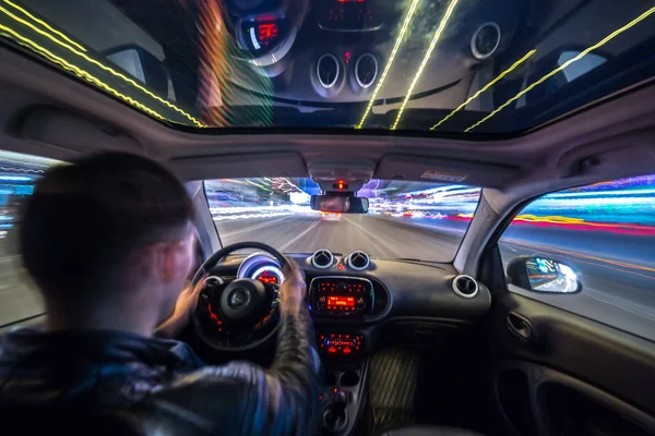 Gece şehir yol manzarası içeriden