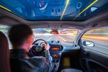 Gece şehir yol manzarası içeriden