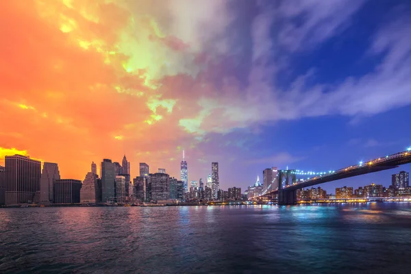 Puente de Brooklyn en una cálida noche de verano — Foto de Stock