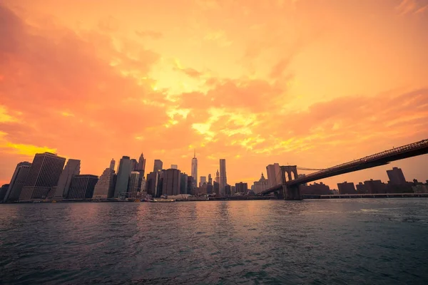 Brooklyn Bridge w ciepły letni wieczór — Zdjęcie stockowe