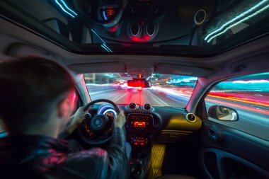 Gece şehir yol manzarası içeriden