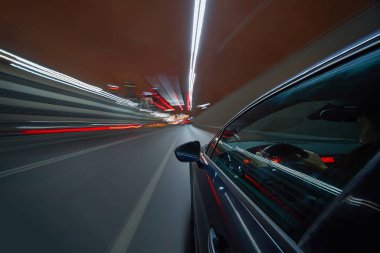 Bir gece şehrinde hareket eden Yan Araba görüntüsü