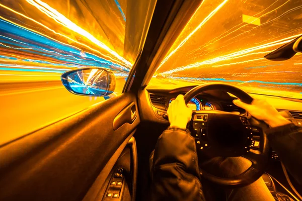 Movimento Carro Noite Vista Alta Velocidade Interior Com Mãos Motorista — Fotografia de Stock