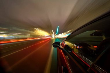 Bir gece şehrinde hareket eden Yan Araba görüntüsü