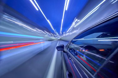 Bir gece şehrinde hareket eden Yan Araba görüntüsü