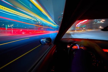 Bir gece şehrinde hareket eden Yan Araba görüntüsü