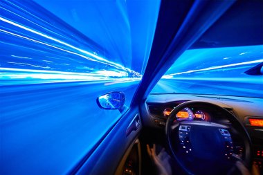 Bir gece şehrinde hareket eden Yan Araba görüntüsü