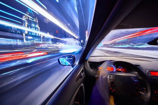 Vista do lado do carro em movimento em uma cidade noturna — Fotografia de Stock