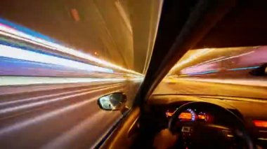 Gece vakti video arabası hareket ediyor.