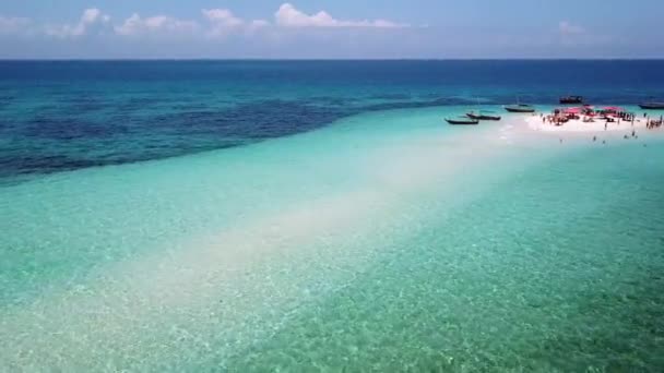 Luchtfoto van de mooie zand tropisch eiland — Stockvideo