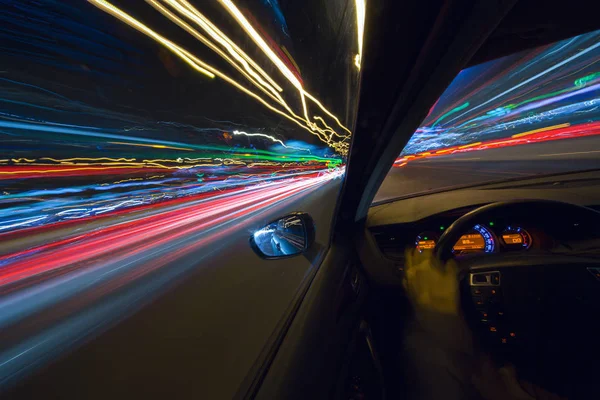 De auto verplaatst met grote snelheid. — Stockfoto