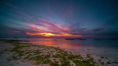 Plaj, hızlandırılmış üzerinde kırmızı günbatımı.