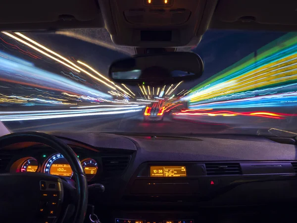 Condução noturna, vista de dentro do carro — Fotografia de Stock