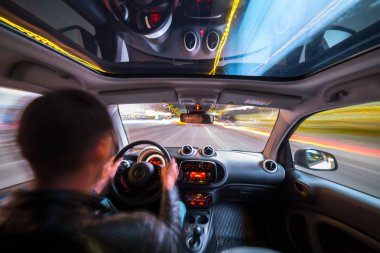 Gece şehir yol manzarası içeriden