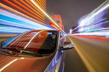 Gece şehir sürücü araba ile