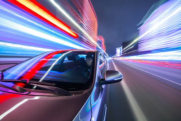 Cidade noturna de carro — Fotografia de Stock